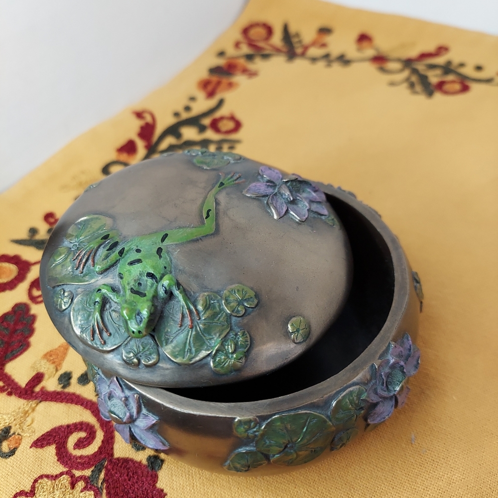 Art Nouveau, Frog Box Collectable Toad Jewelry decorating Box.